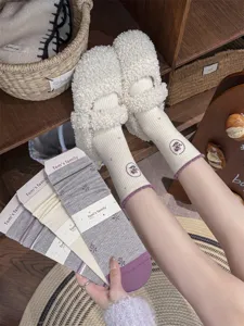 Dikke bloem geborduurde dames sokken voor de winter met comfortabele warme stijl