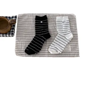 Chaussettes rayées japonaises pour femmes avec joli bouton coquillage, coton décontracté.