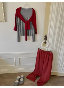 Haut de base à manches longues automne hiver avec pull rouge et pantalon de survêtement.