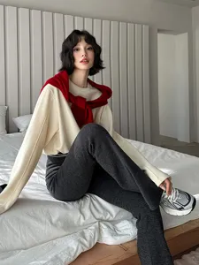 Pantalon évasé thermique gris foncé, coupe ajustée et élégante pour un confort chaud en hiver.