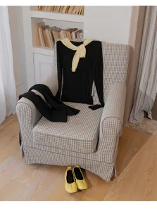 Vue de détail lifestyle d'un ensemble thermique noir à manches longues et écharpe jaune.