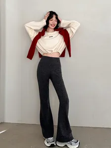 Vue détaillée de la tenue élégante avec pantalon évasé doublé et sweat court chaud.