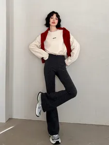 Vue de détail d'une tenue de pantalon évasé thermique et sweat, mode d'hiver élégante.