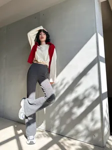 Vue détaillée des pantalons évasés en laine chaude d'hiver pour femme avec coupe slim élégante.