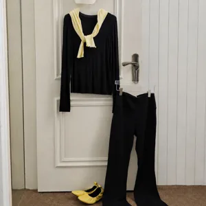 Ensemble haut thermique manches longues automne hiver avec pantalon noir élégant.