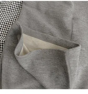 Détail de tissu de pantalon évasé thermique doublé de polaire grise, pantalon chaud d'hiver.