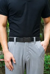 Details van heren tactische riem met metalen snelsluiting en duurzame geweven zwarte band.