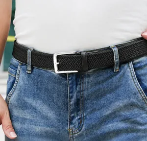 Cinturón elástico trenzado para hombre, detalle que muestra el efecto puesto y hebilla.