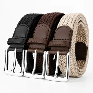 Cinturón elástico trenzado casual para hombre con hebilla de metal y detalles de cuero.