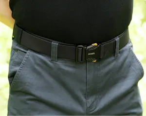 Vista dettagliata della fibbia della cintura tattica con chiusura in metallo e cinturino.