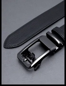 Gros plan detaille de la boucle automatique noire elegante ceinture homme en cuir.