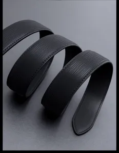 Gros-plan détaillé d'une ceinture en cuir noir pour homme avec rayures et belles coutures.