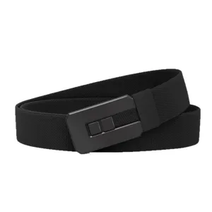 Ceinture tissée élastique décontractée pour homme avec boucle noire minimaliste élégante.