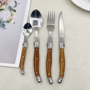 Edelstahl Besteckset mit Holzmaserung Griffen, elegante Messer und Gabeln für Küche.