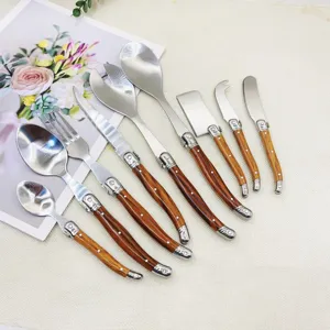 Besteckset aus Edelstahl mit Holzmaserung Griff, luxuriöses Küchengeschirr für den Tisch.