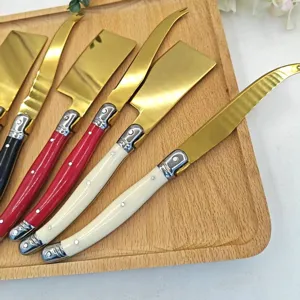 Juego de cuchillos para mantequilla de acero inoxidable dorado con mangos de color.
