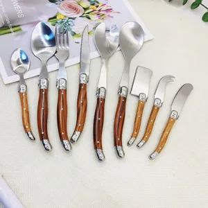 Edelstahl Besteckset im Holzmaserung Design, langlebige Steakmesser, Gabeln und Löffel für Küche.