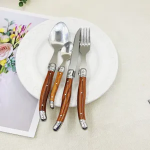 Edelstahl Besteckset Detailansicht mit Holzmaserung Griff Tischgeschirr Design.
