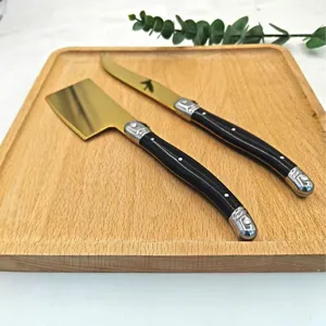 Juego de cuchillos para queso de acero inoxidable con mango negro y hoja dorada para mantequilla.