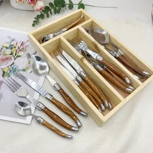 Besteckset aus Edelstahl mit Holzmaserung Griff, Detailansicht von Messern und Gabeln.