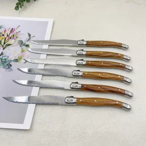 6-teiliges Edelstahl Steakmesser Set mit Holzmaserung Griff für Küche und Tisch.
