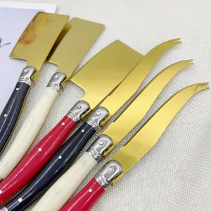 Set de cuchillos para mantequilla dorados de acero inoxidable con mangos de color para queso.