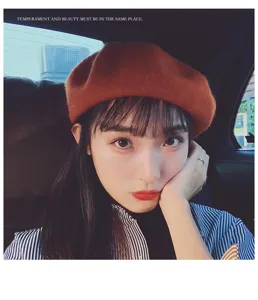 Classic wool beret hat for women, vintage retro French artist cap for autumn and winter daily wear.