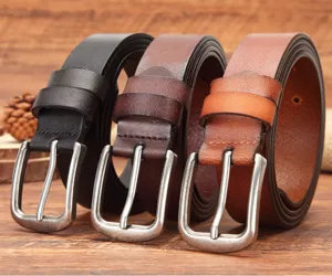 Detailopname van echt lederen riemen in zwart en bruin met metalen gespen voor casual kleding.