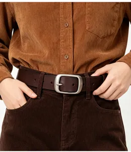 Nahaufnahme des braunen Ledergürtels mit Vintage-Metall-Dornschnalle, feine Textur und Stil.