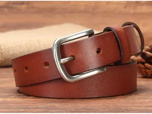 Primo piano dettagliato di una elegante cintura da donna in vera pelle marrone con fibbia.