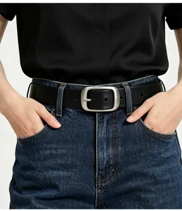 Nahaufnahme eines klassischen schwarzen Ledergürtels mit silberner Dornschließe in Jeans.