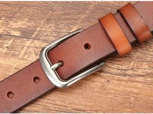 Close-up detail van dames lederen riem gesp, fijn textuur rundleer taille accessoire.