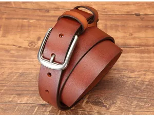 Detailopname van de lederen riem met fijne textuur en een klassieke zilveren gesp sluiting.
