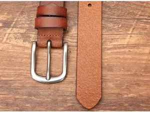 Dettaglio cintura in vera pelle marrone, fibbia metallica vintage, elegante accessorio.