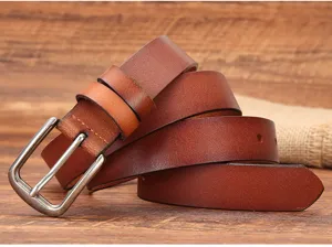 Detailopname van de bruine lederen riem met klassieke metalen gesp en fijne textuur.