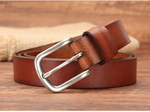 Primo piano dettagliato di cintura in pelle marrone da donna con elegante fibbia in metallo.