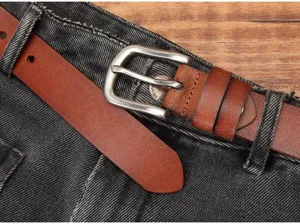 Cintura da donna in vera pelle con elegante fibbia in metallo per jeans e gonne.