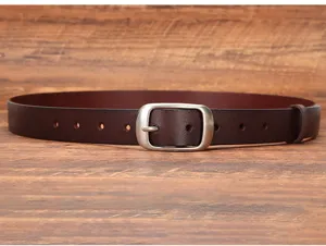 Klassischer dunkelbrauner Ledergürtel für Damen und Herren mit stilvoller Metallschnalle.
