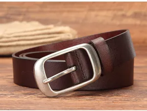 Klassischer dunkelbrauner Ledergürtel für Damen und Herren mit stilvoller Vintage-Metallschnalle.