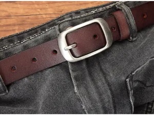 Dunkelbrauner Ledergürtel Detailaufnahme mit silberner Metallschnalle und klassischen Ösen.