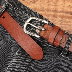 Cintura da donna in vera pelle con fibbia in metallo, accessorio moda versatile per jeans casual.