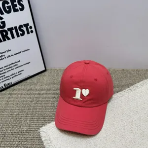 Cappellino da baseball in cotone rosso con ricamo a cuore, cappello da sole casual ed elegante.