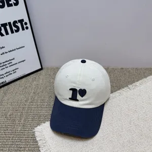 Elegante cappellino da baseball bicolore con ricamo, ideale per protezione solare quotidiana.