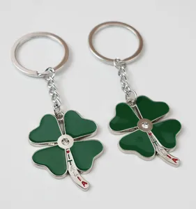 Portachiavi in metallo a forma di trifoglio verde con strass e design souvenir Italia.