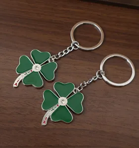 Portachiavi in metallo quadrifoglio verde con cristallo e scritta Italia per chiavi.