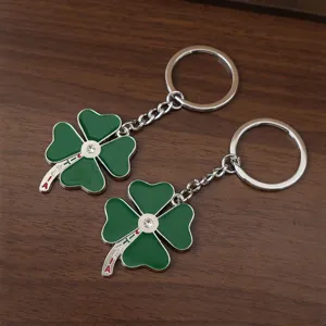 Portachiavi in metallo a quadrifoglio verde con scritta souvenir Italia e strass lucidi.