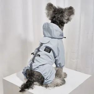 Imperméable pour chien à quatre pattes avec capuche et bande réfléchissante bleue.