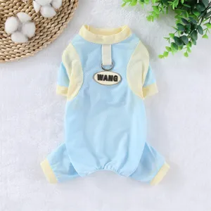 Vista dettagli abbigliamento rinfrescante per animali, vestito quattro zampe mesh con badge.