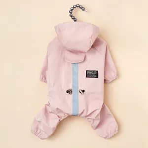 Imperméable rose à quatre pattes pour animal de compagnie avec capuche et bande réfléchissante.