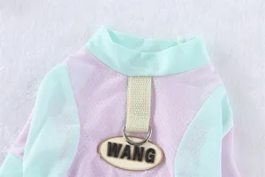 Dettaglio abbigliamento rinfrescante per animali, maglia estiva in rete per cani piccoli.